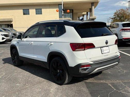 Pure White / Black Roof 2024 Volkswagen Taos 1.5T SE