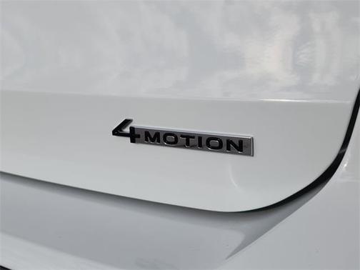 2026 Volkswagen Taos 1.5T SE Black