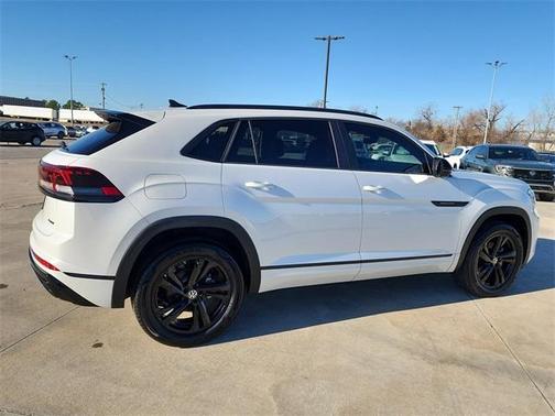 2025 Volkswagen Atlas Cross Sport 2.0T SEL R-Line Black