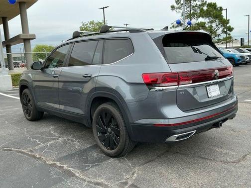 Platinum Gray Metallic 2024 Volkswagen Atlas 2.0T SE w/Technology