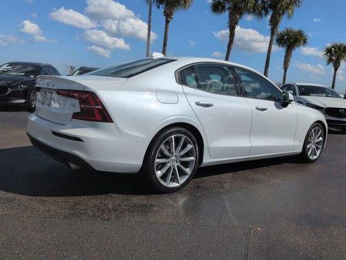 2021 Volvo S60 T5 Momentum