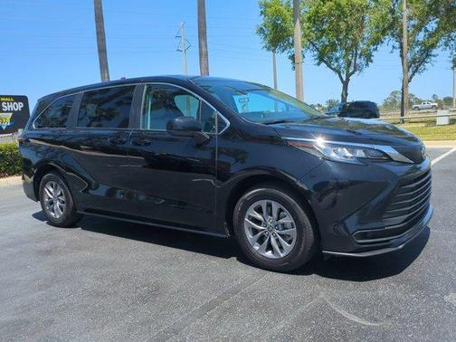 2023 Toyota Sienna LE