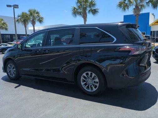 2023 Toyota Sienna LE