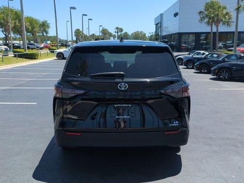 2023 Toyota Sienna LE