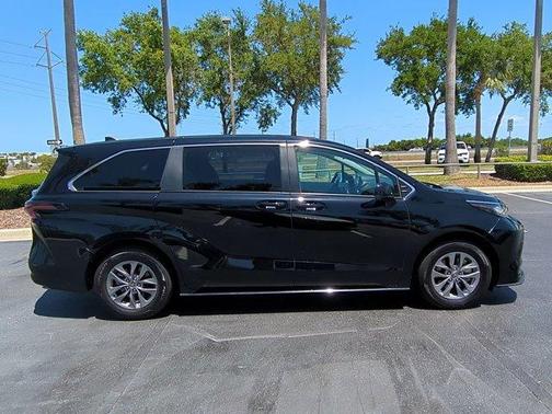 2023 Toyota Sienna LE