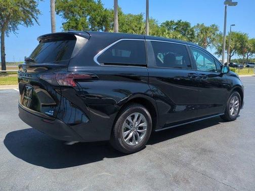 2023 Toyota Sienna LE