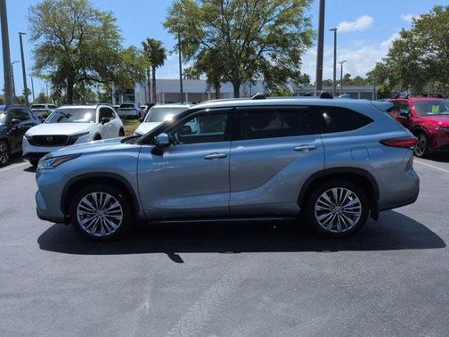 Moon Dust 2021 Toyota Highlander Hybrid Platinum