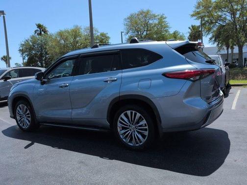 Moon Dust 2021 Toyota Highlander Hybrid Platinum