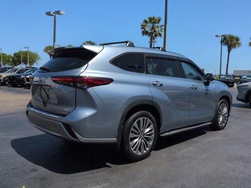 Moon Dust 2021 Toyota Highlander Hybrid Platinum