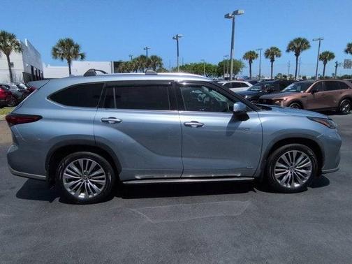Moon Dust 2021 Toyota Highlander Hybrid Platinum