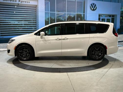 2018 Chrysler Pacifica Touring-L