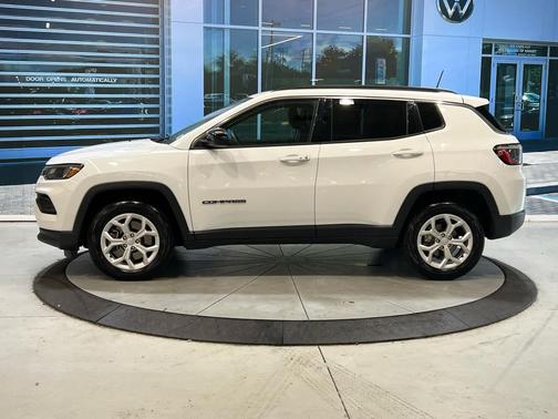 Bright White Clearcoat 2024 Jeep Compass Latitude