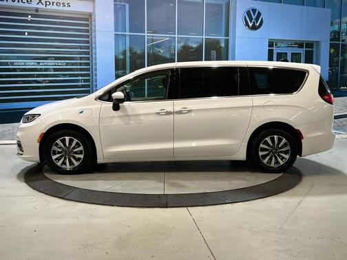 Bright White Clearcoat 2023 Chrysler Pacifica Hybrid Touring L