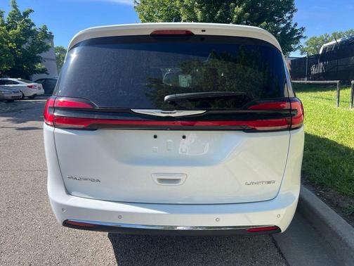 Bright White Clearcoat 2023 Chrysler Pacifica Limited