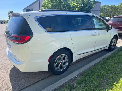 Bright White Clearcoat 2023 Chrysler Pacifica Limited