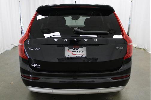 2022 Volvo XC90 T6 Momentum