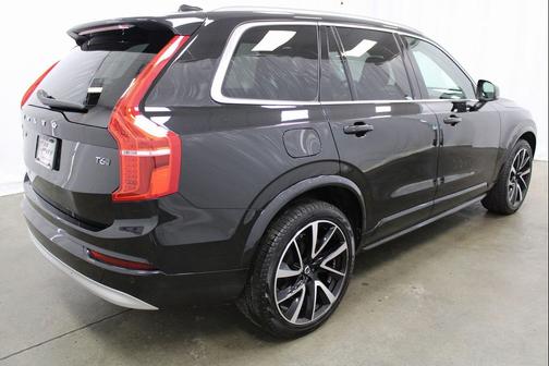2022 Volvo XC90 T6 Momentum