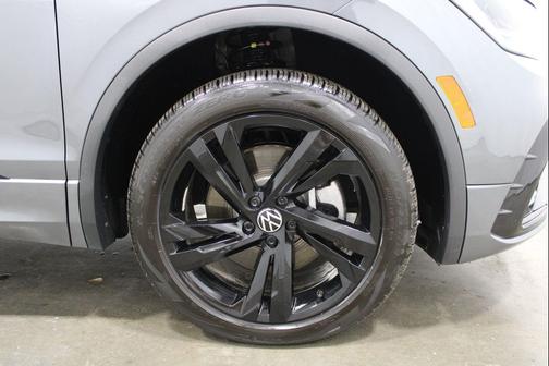 Platinum Gray Metallic 2024 Volkswagen Tiguan 2.0T SE R-Line Black 4MOTION