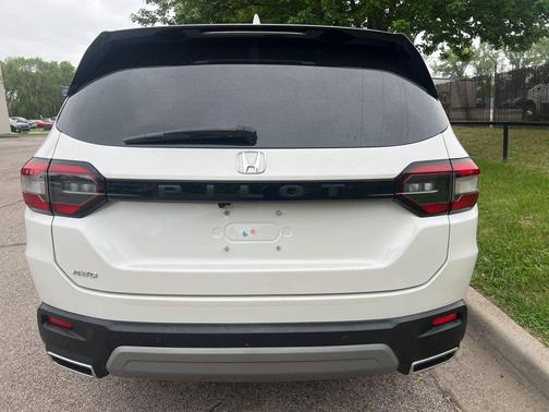 Platinum White Pearl 2023 Honda Pilot AWD Elite