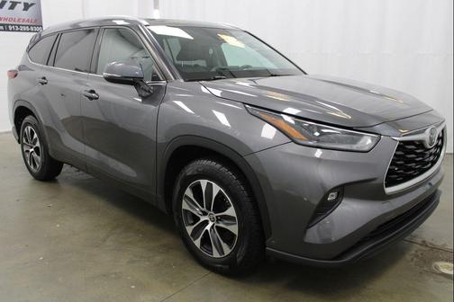 Magnetic Gray Metallic 2021 Toyota Highlander XLE