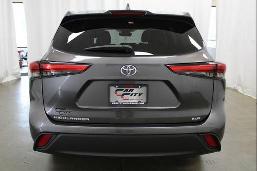 Magnetic Gray Metallic 2021 Toyota Highlander XLE
