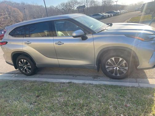 Celestial Silver Metallic 2021 Toyota Highlander XLE