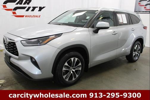 Celestial Silver Metallic 2021 Toyota Highlander XLE