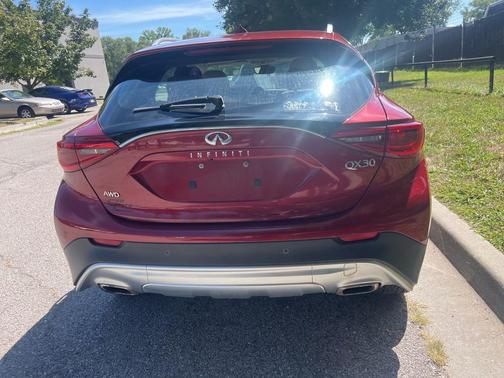 2017 INFINITI QX30 Premium