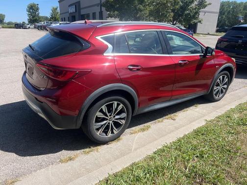 2017 INFINITI QX30 Premium