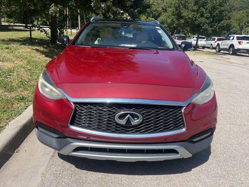 2017 INFINITI QX30 Premium