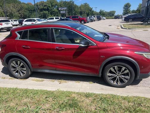 2017 INFINITI QX30 Premium