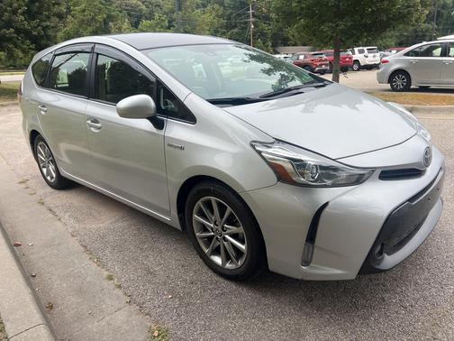 2017 Toyota Prius v Five