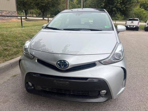 2017 Toyota Prius v Five