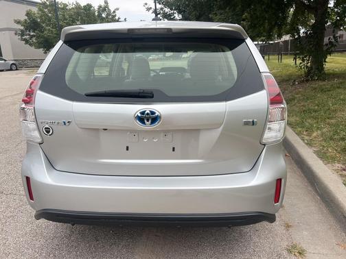 2017 Toyota Prius v Five
