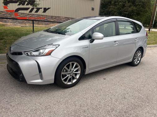 2017 Toyota Prius v Five
