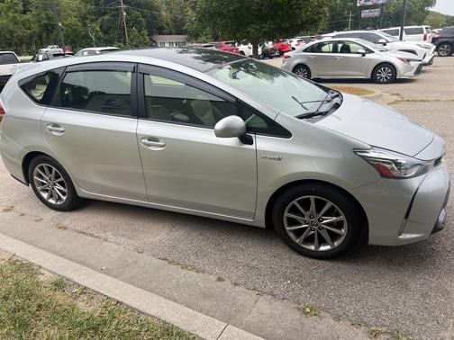 2017 Toyota Prius v Five