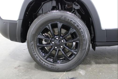 Bright White Clearcoat 2023 Jeep Cherokee Altitude