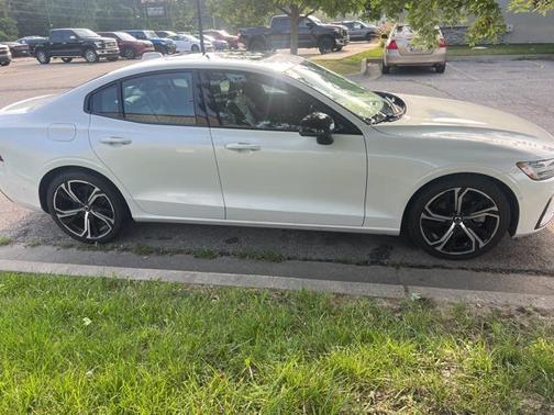 2024 Volvo S60 B5 Plus Dark Theme