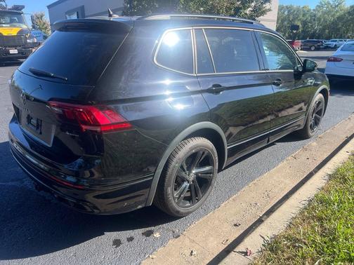 Deep Black Pearl 2023 Volkswagen Tiguan 2.0T SE R-Line Black 4MOTION