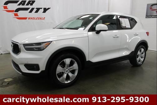 2022 Volvo XC40 T5 Momentum