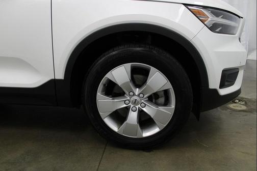2022 Volvo XC40 T5 Momentum