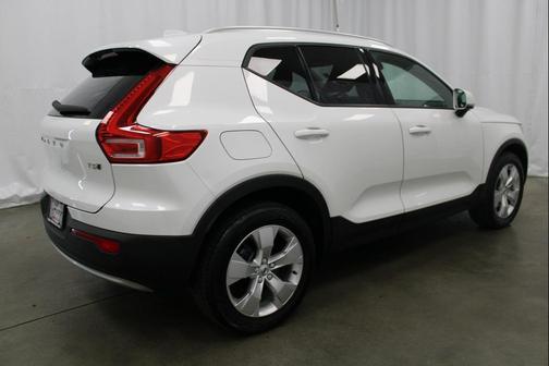 2022 Volvo XC40 T5 Momentum