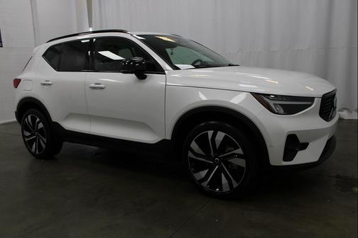 2025 Volvo XC40 B5 Plus Dark Theme