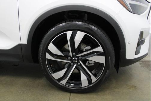 2025 Volvo XC40 B5 Plus Dark Theme