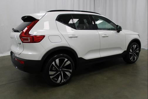 2025 Volvo XC40 B5 Plus Dark Theme