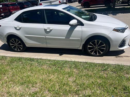 Super White 2018 Toyota Corolla SE
