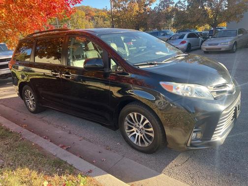 2019 Toyota Sienna XLE