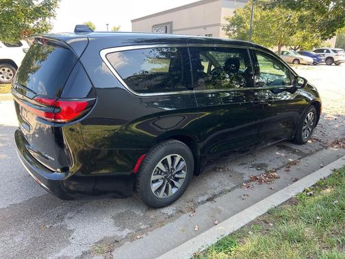 2022 Chrysler Pacifica Hybrid Touring L