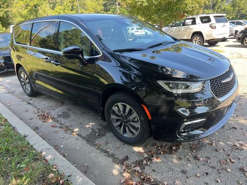 2022 Chrysler Pacifica Hybrid Touring L