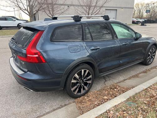 2022 Volvo V60 Cross Country T5